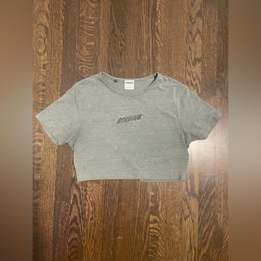 Gymshark- grey cropped workout shirt (L)